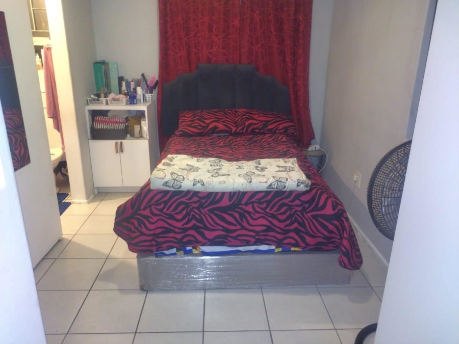To Let 1 Bedroom Property for Rent in Oakglen Western Cape